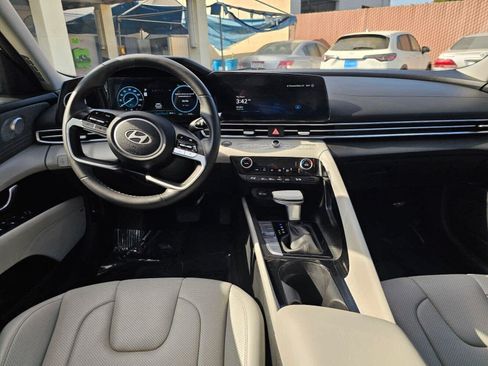 Used 2025 Hyundai Elantra Limited FWD image 18