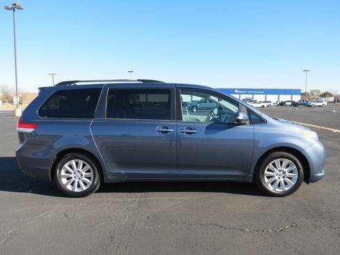 Used 2013 Toyota Sienna Limited image 4