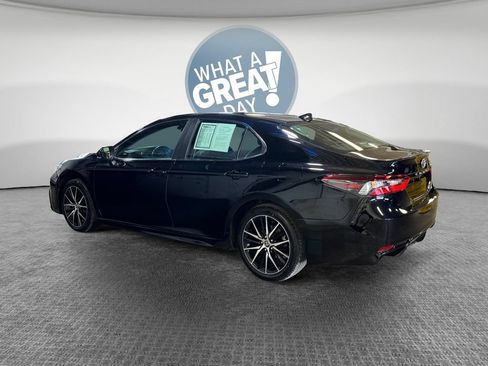 Used 2022 Toyota Camry SE w/ Cold Weather Package FWD image 6
