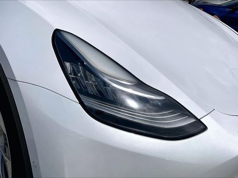 Used 2022 Tesla Model Y Long Range image 25