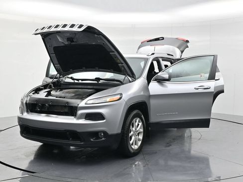 Used 2016 Jeep Cherokee Latitude w/ Safety/Convenience Group AWD/4WD image 56