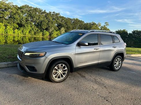 Used 2019 Jeep Cherokee Latitude w/ Popular Appearance Group FWD image 2