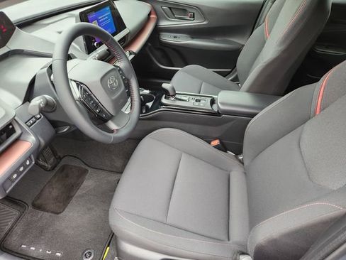 Used 2025 Toyota Prius Plug-In Hybrid image 8