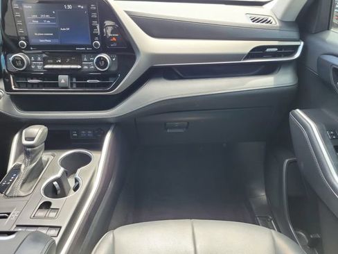 Used 2022 Toyota Highlander XLE FWD image 14