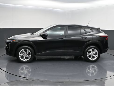 Used 2025 Chevrolet Trax LS w/ LS Convenience Package FWD image 4