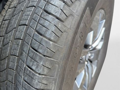 Certified 2025 Nissan Frontier SV image 19