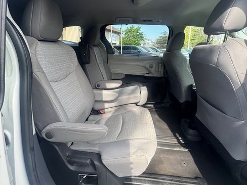 Used 2022 Toyota Sienna LE FWD image 16