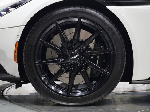 Used 2019 Aston Martin DB11 Volante image 10