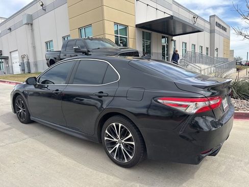 Used 2019 Toyota Camry SE image 4