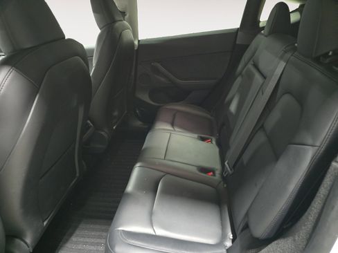 Used 2022 Tesla Model Y Long Range image 9