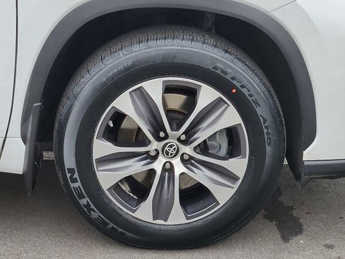 Used 2022 Toyota Highlander XLE image 8