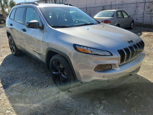 Used 2017 Jeep Cherokee Sport image 2