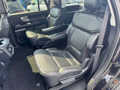 Used 2025 Ford Expedition Platinum AWD/4WD image 6
