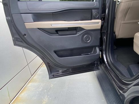 Used 2024 Ford Expedition Limited image 12