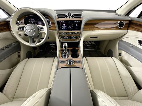 Used 2025 Bentley Bentayga Extended Wheelbase image 20