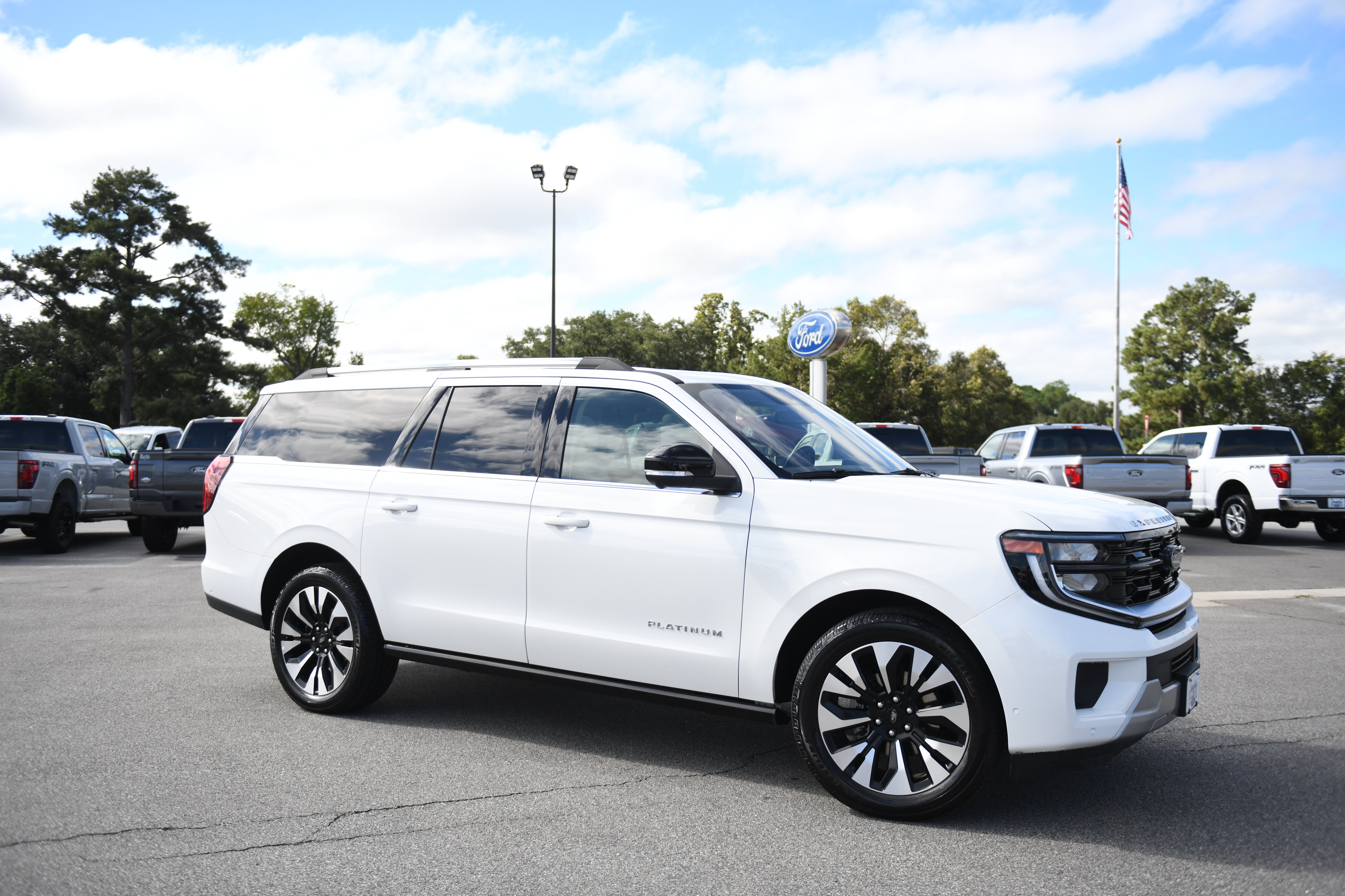 Used 2025 Ford Expedition Max Platinum w/ Driver's Package AWD/4WD image 1