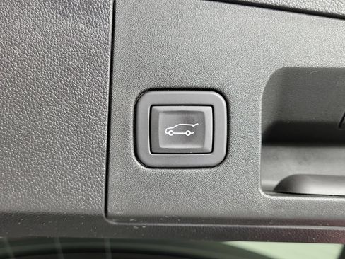 Used 2025 Cadillac XT4 Premium Luxury FWD image 9