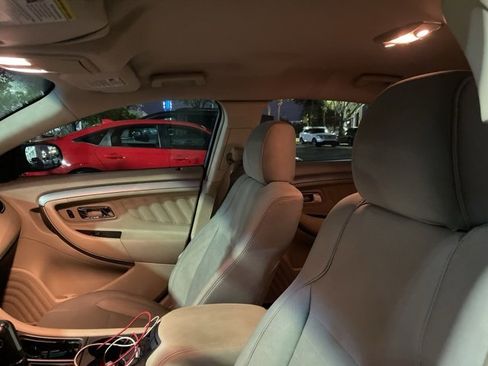 Used 2018 Ford Taurus SE image 2