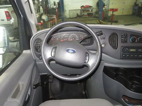 Used 2006 Ford E-350 and Econoline 350 Super Duty Wagon image 28