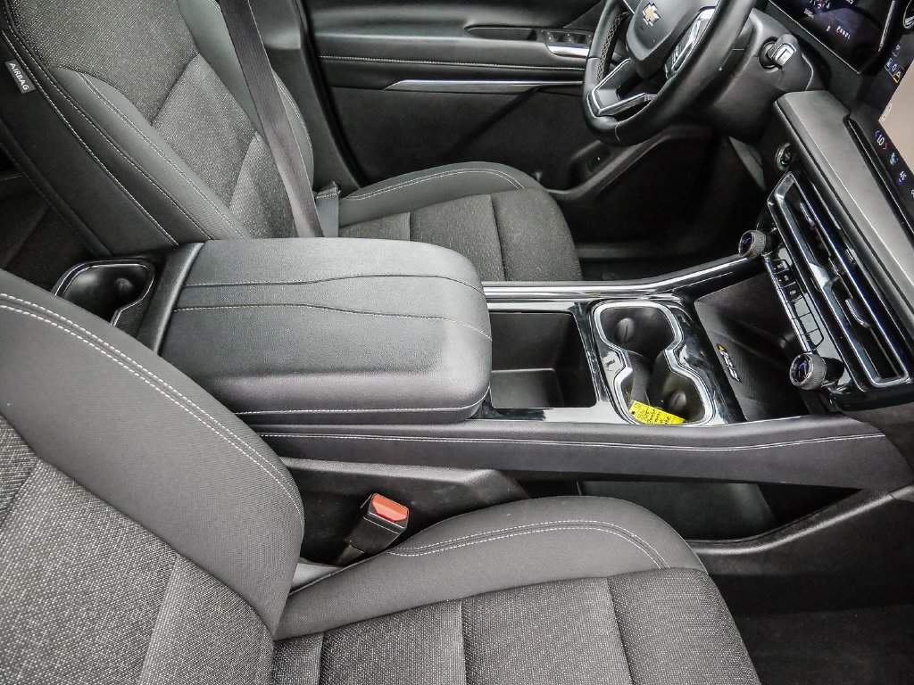 Used 2025 Chevrolet Traverse LT FWD image 16