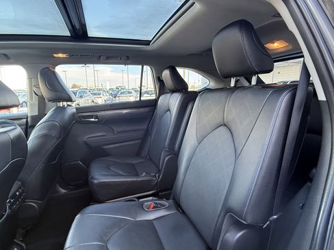 Certified 2022 Toyota Highlander Platinum image 7