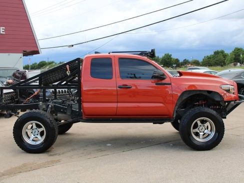 Used 2016 Toyota Tacoma TRD Off-Road w/ Premium & Technology Package AWD/4WD image 2