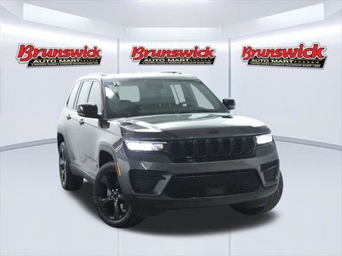 Certified 2024 Jeep Grand Cherokee Altitude image 2