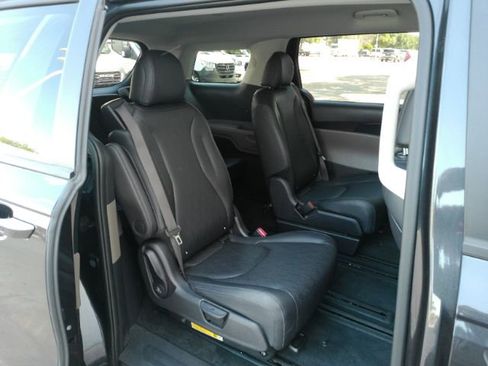 Used 2025 Kia Carnival FWD image 23