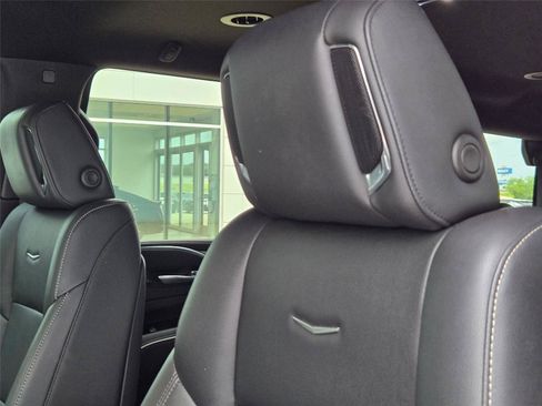 Used 2022 Cadillac Escalade Luxury AWD/4WD image 11