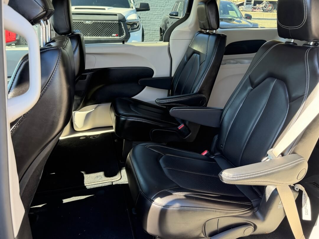 Used 2023 Chrysler Pacifica Touring-L FWD image 14