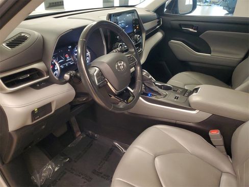Used 2021 Toyota Highlander XLE image 17
