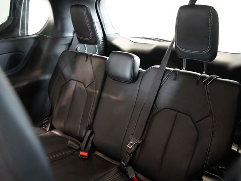 Used 2023 Chrysler Pacifica Touring-L w/ Uconnect Theater Family Group AWD/4WD image 32
