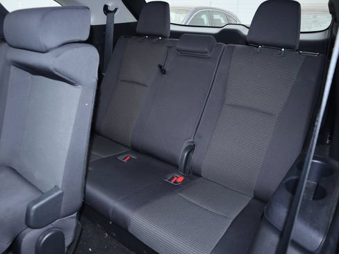Used 2021 Toyota Highlander LE FWD image 11