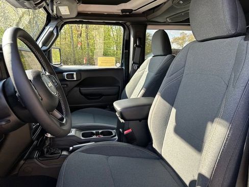 Used 2025 Jeep Wrangler Sport AWD/4WD image 32