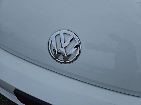 Used 2019 Volkswagen Beetle 2.0T SE FWD image 4