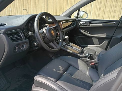 Certified 2025 Porsche Macan AWD/4WD image 4