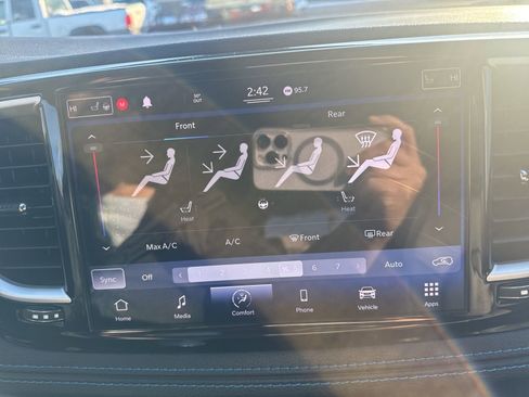 Used 2021 Chrysler Pacifica Touring-L image 18