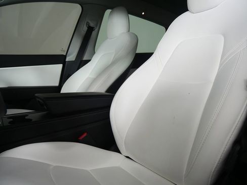 Used 2021 Tesla Model Y Long Range image 12