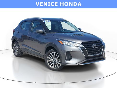 Used 2022 Nissan Kicks SV FWD image 1
