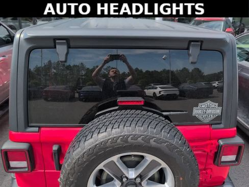 Used 2018 Jeep Wrangler Unlimited Sahara AWD/4WD image 5