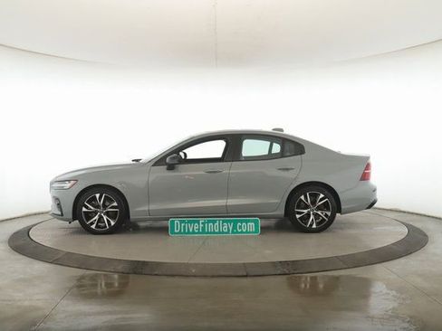Used 2025 Volvo S60 B5 Core image 9