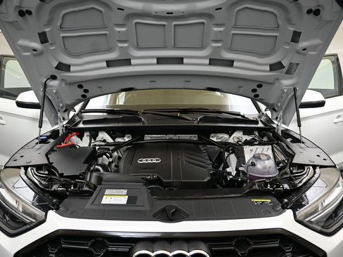 Certified 2025 Audi Q5 2.0T Premium w/ Convenience Plus Package image 9