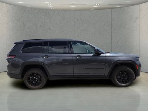 Used 2024 Jeep Grand Cherokee L Laredo AWD/4WD image 2