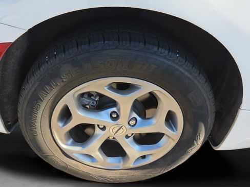 Used 2022 Chrysler Pacifica Limited w/ Uconnect Theater Family Group image 32