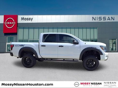 Used 2020 Nissan Titan PRO-4X w/ Pro-4x Convenience Package image 8
