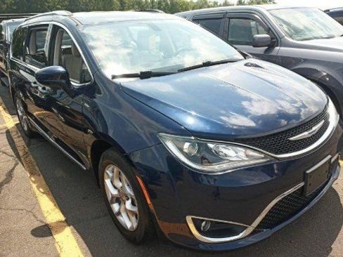 Used 2018 Chrysler Pacifica Touring-L w/ Tire & Wheel Group FWD image 1