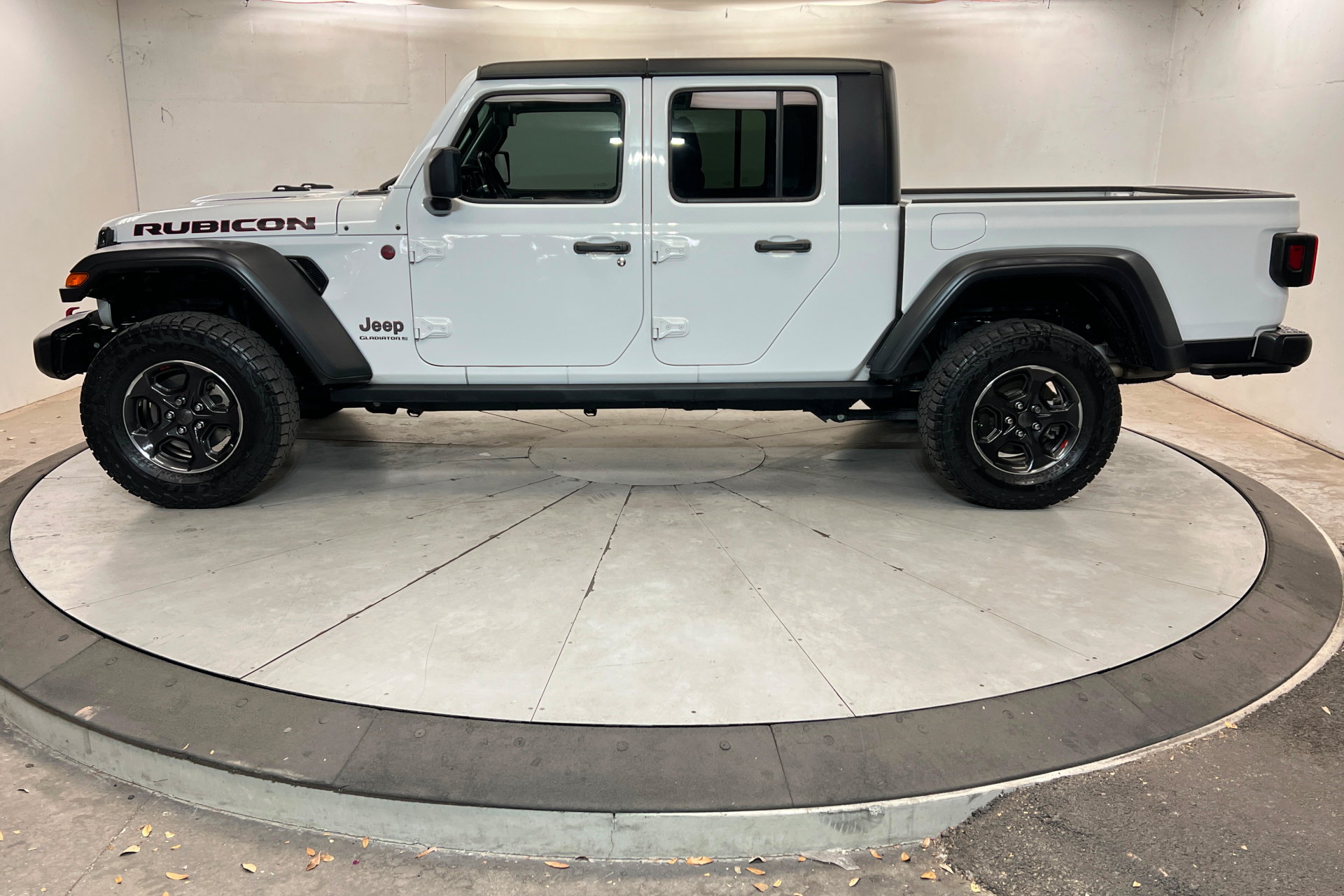 Used 2023 Jeep Gladiator Rubicon w/ Cold Weather Group AWD/4WD image 2