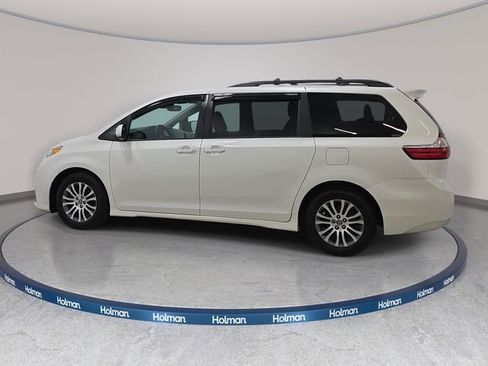 Used 2018 Toyota Sienna XLE w/ XLE Navigation Package FWD image 9