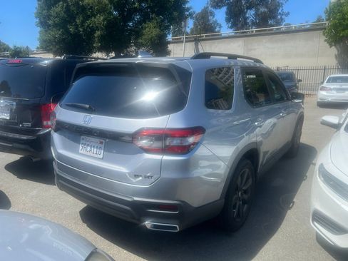 Used 2025 Honda Pilot Sport image 3