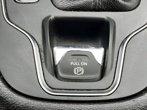 Used 2019 Jeep Cherokee Latitude w/ Popular Appearance Group FWD image 14